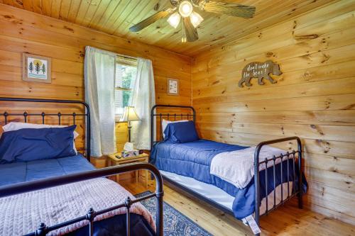 En eller flere senge i et værelse på Pet-Friendly Blairsville Cabin with Fire Pit and Grill