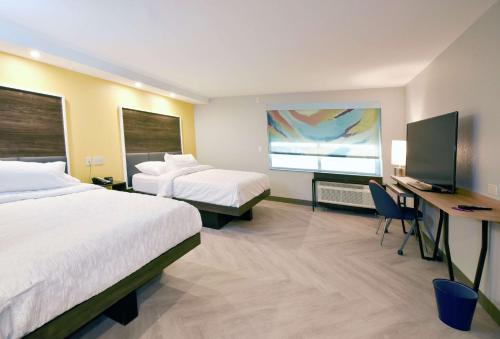 En eller flere senge i et værelse på Tru By Hilton Lawrence