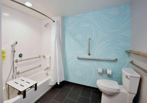 Et badeværelse på Tru By Hilton Lawrence