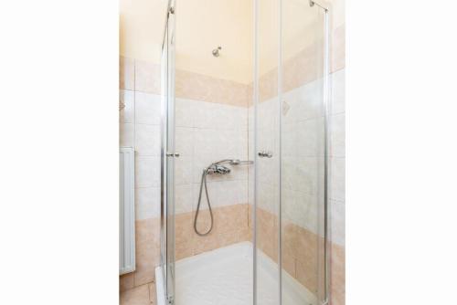 eine Dusche mit Glastür im Bad in der Unterkunft Russa Villas Collection in Vlachata