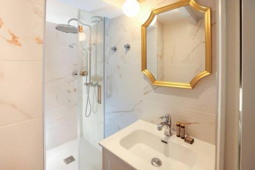 La salle de bains est pourvue d'un lavabo et d'une douche. dans l'établissement Le Nid d'Arthur, à Carcassonne