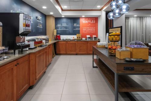 Nhà bếp/bếp nhỏ tại Hampton Inn Gretna - Smith Mountain Lake