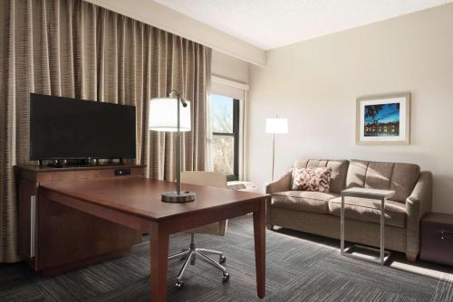 Hampton Inn Lawrenceにあるテレビまたはエンターテインメントセンター