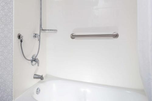 um chuveiro na casa de banho com uma cabeça de chuveiro em Hampton Inn Gretna - Smith Mountain Lake em Gretna