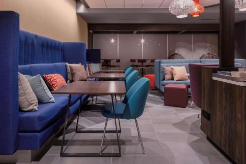 Ruang duduk di Tru By Hilton Lynchburg, Va