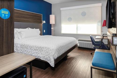 Llit o llits en una habitació de Tru By Hilton Lynchburg, Va