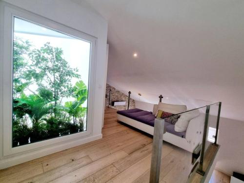 - un salon avec un canapé et une grande fenêtre dans l'établissement Aurore Duplex - New Apartment, à Lisbonne