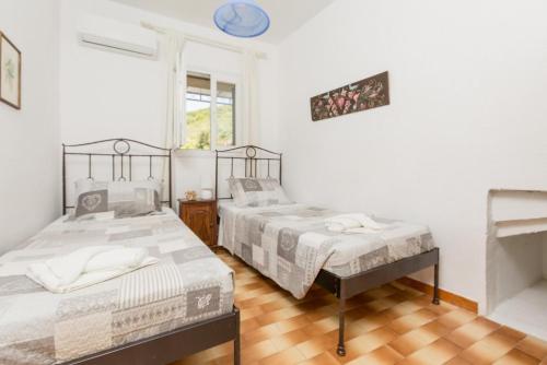 ein Schlafzimmer mit 2 Betten und einer Uhr an der Wand in der Unterkunft Effie Apartment in Ágios Stéfanos