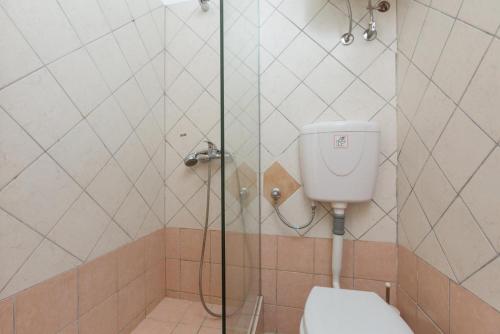 eine Duschkabine mit WC im Bad in der Unterkunft Effie Apartment in Ágios Stéfanos