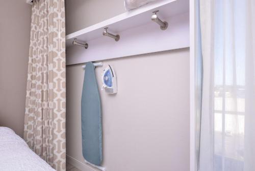 1 dormitorio con tabla de surf colgada en la pared en Hampton Inn Martinsburg, en Martinsburg