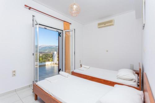 A bed or beds in a room at Villa Europe Thia