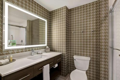 Ένα μπάνιο στο Home2 Suites By Hilton Turlock, Ca