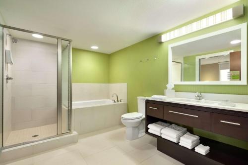 Koupelna v ubytování Home2 Suites By Hilton Leavenworth Downtown