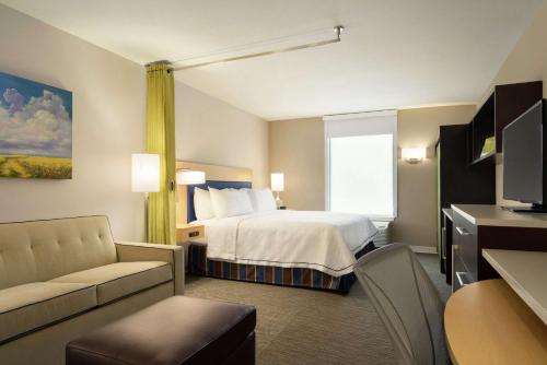 Postel nebo postele na pokoji v ubytování Home2 Suites By Hilton Leavenworth Downtown