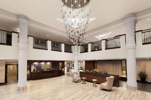 un gran vestíbulo con una lámpara de araña y una zona de espera en DoubleTree by Hilton McLean Tysons, en Tysons Corner
