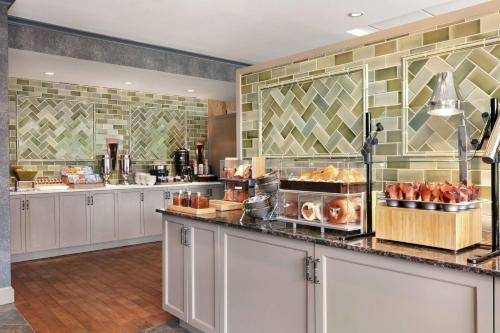 een grote keuken met een aanrecht met eten erop bij DoubleTree by Hilton McLean Tysons in Tysons Corner