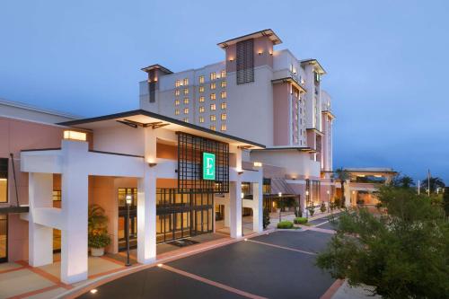 an empty street in front of a hotel at Embassy Suites by Hilton Orlando Lake Buena Vista South in Kissimmee