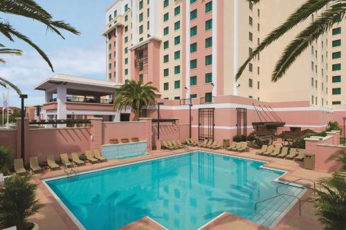 uma piscina em frente a um hotel em Embassy Suites by Hilton Orlando Lake Buena Vista South em Kissimmee