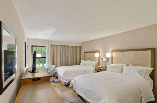 Cette chambre comprend 2 lits et une télévision à écran plat. dans l'établissement Hampton Inn Mount Dora, à Mount Dora