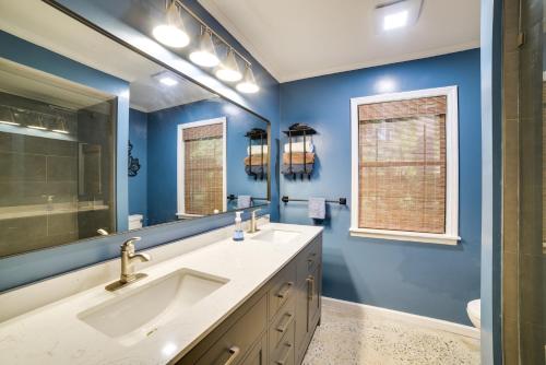 ห้องน้ำของ Stunning Valdosta A-Frame Home with Private Pool!