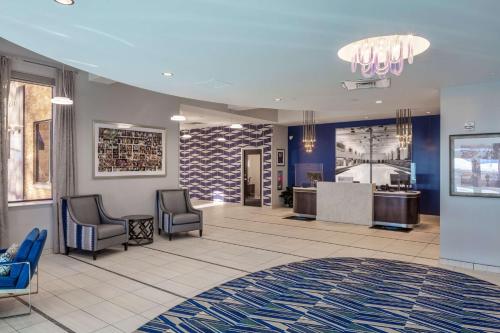 Ruang duduk di Scholar State College, Tapestry Collection by Hilton