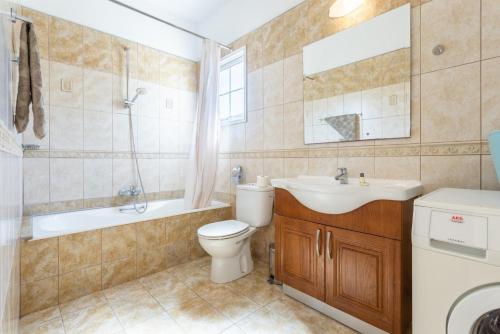 Ένα μπάνιο στο Villa Thea