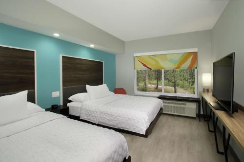Tru By Hilton Meridian tesisinde bir odada yatak veya yataklar