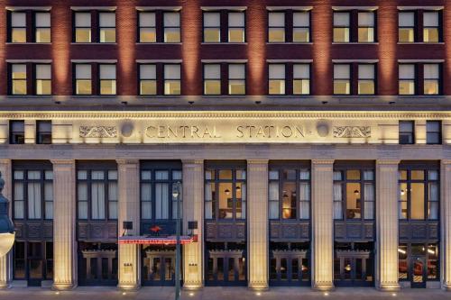 孟菲斯The Central Station Memphis, Curio Collection By Hilton的一座位于中央车站前方的建筑