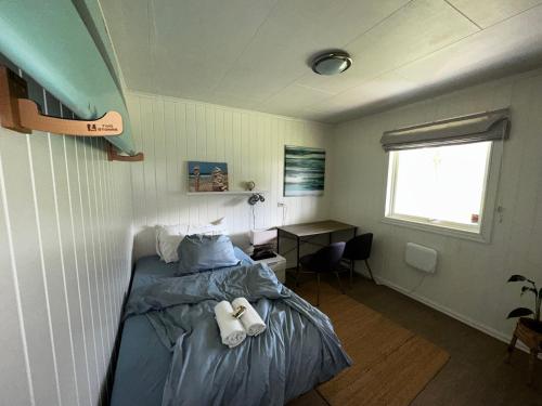 um quarto com uma cama, uma secretária e uma janela em Private Room With Beautiful View em Vassenden
