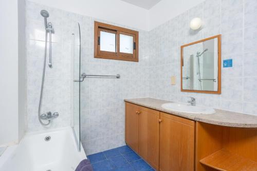 een badkamer met een wastafel en een douche bij Blue Bay Villa Thea in Mavroli