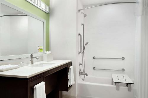 uma casa de banho com um lavatório e um chuveiro em Home2 Suites By Hilton McAllen em McAllen