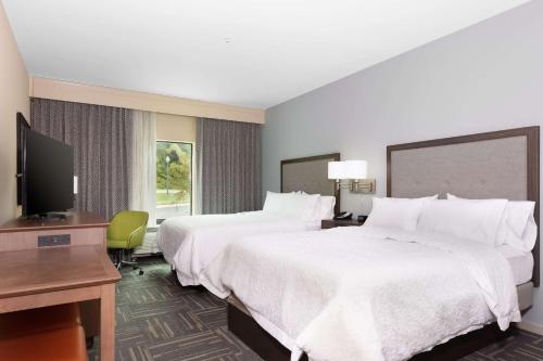 威屯卡Hampton Inn Wetumpka的一间有两张床和一台平板电视的酒店房间