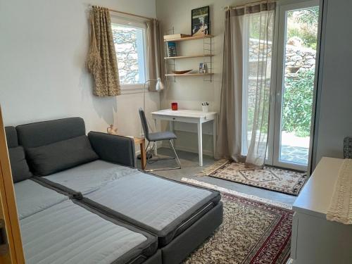 Habitación con cama, mesa y escritorio. en VillaNova, en Drymonas
