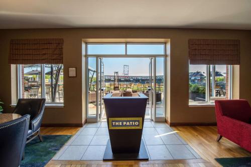 a lobby with a parking meter in front of windows at Hilton Garden Inn Manchester Downtown in Manchester