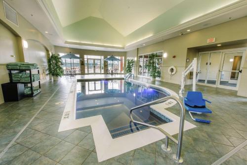 a swimming pool in a large building with a pooliteratoriteratorachuythonythonython at Hilton Garden Inn Manchester Downtown in Manchester