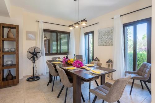 a dining room with a table and chairs at Villa Anna in Lachi
