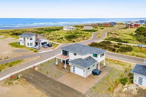 eine Luftaufnahme eines Hauses am Strand in der Unterkunft Sam's Nest in Westport