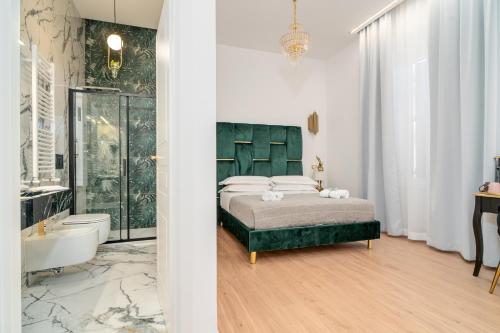 een slaapkamer met een kingsize bed en een badkamer bij Maison 31 - Suite accommodation in Santa Marinella