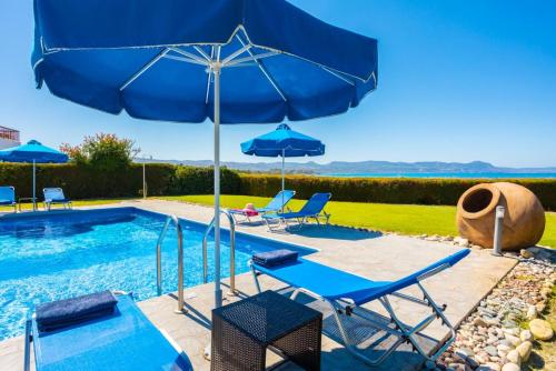 Πισίνα στο ή κοντά στο Blue Bay Villa Dimitris