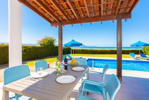 Πισίνα στο ή κοντά στο Blue Bay Villa Dimitris