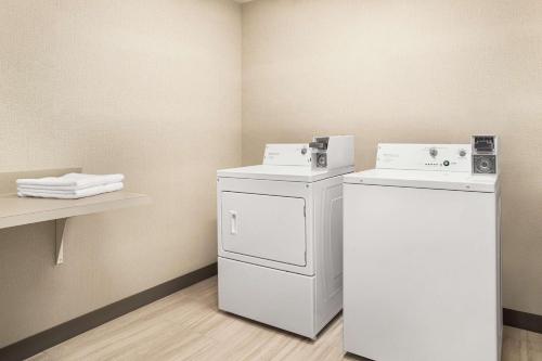 uma lavandaria com máquina de lavar e secar roupa em Hampton Inn & Suites Miami, Kendall, Executive Airport em Kendall