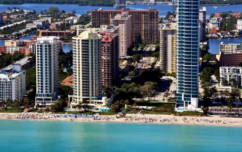 vistas aéreas a la playa y a los edificios en DoubleTree by Hilton Ocean Point Resort - North Miami Beach en Miami Beach