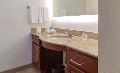 bagno con lavandino e specchio di Homewood Suites by Hilton Miami - Airport West a Miami