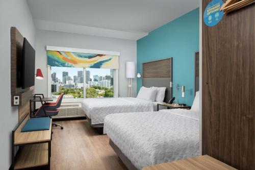 Tru By Hilton Miami West Brickell في ميامي: غرفة فندقية بسريرين ونافذة