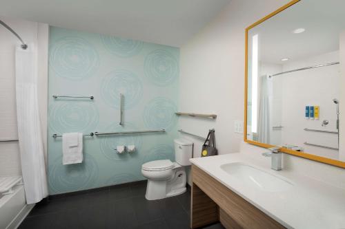 Et badeværelse på Tru By Hilton Miami West Brickell