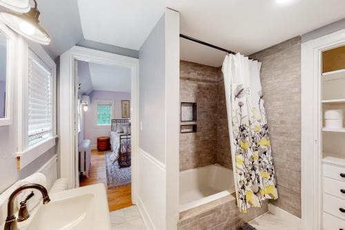 een badkamer met een bad en een wastafel bij Holden Frost House in Franconia