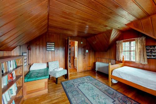ein Schlafzimmer mit einem Bett und einem Stuhl in einem Zimmer in der Unterkunft Holden Frost House in Franconia