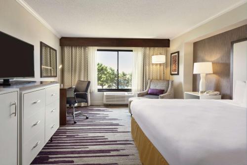 Habitación de hotel con cama grande y ventana en DoubleTree by Hilton Milwaukee/Brookfield en Brookfield