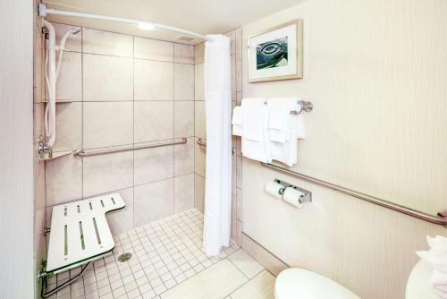 uma casa de banho com um chuveiro e um WC. em DoubleTree by Hilton Milwaukee Downtown em Milwaukee