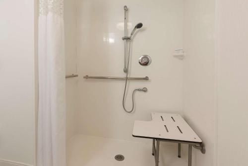 y baño con ducha y lavamanos. en Hampton Inn Milwaukee Northwest, en Milwaukee